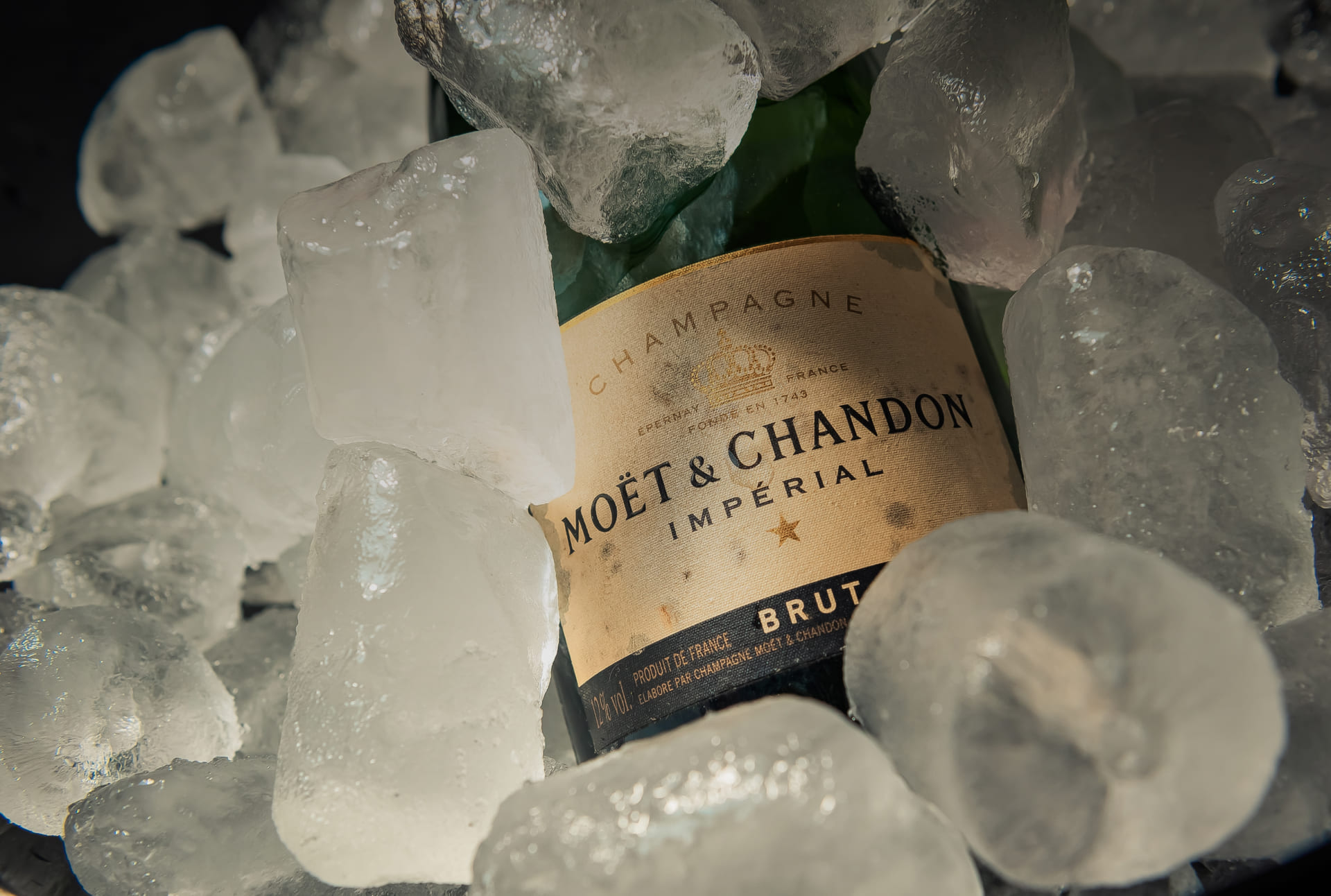 Cava Garnelis Corfu close up picture of champagne